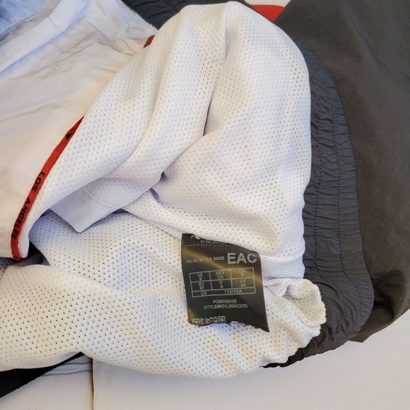 New GUESS Men's Sporty Triangle Logo Windbreaker - Picture 9 of 9